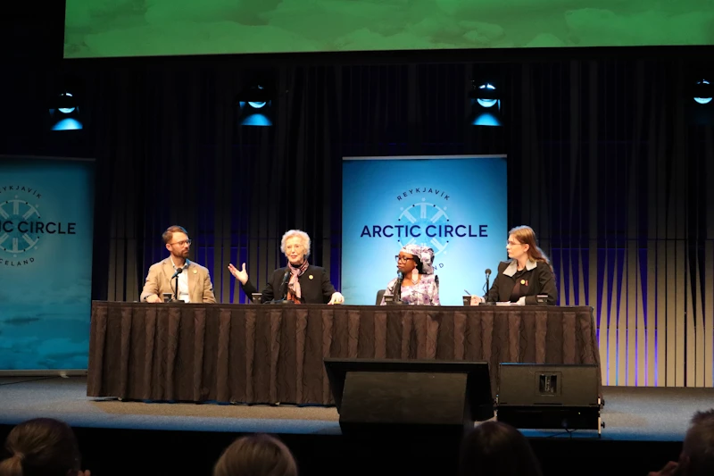 Magnús Örn Agnesar Sigurðsson, Mary Robinson, Hindou Oumarou Ibrahim og Sóllilja Bjarnadóttir taka þátt í pallborðsumræðum ráðuneytisins. 