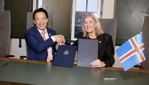 Hanna Katrín Friðriksson atvinnuvegaráðherra, og Dr. QU Dongyu, forstjóri FAO, handsala samkomulagið að lokinni undirskrift í Safnahúsinu í dag.