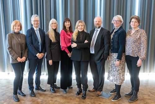 Háskóla-, iðnaðar- og nýsköpunarráðherra ásamt fulltrúum háskólanna við undirritun samninga um samstarfsverkefni í júní 2023.