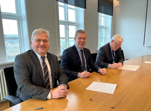 Karl Björnsson framkvæmdastjóri Sambands íslenskra sveitarfélaga, Bjarni Benediktsson, fjármála- og efnahagsráðherra og Sigurður Ingi Jóhannsson, innviðaráðherra, við undirritun samkomulagsins. 