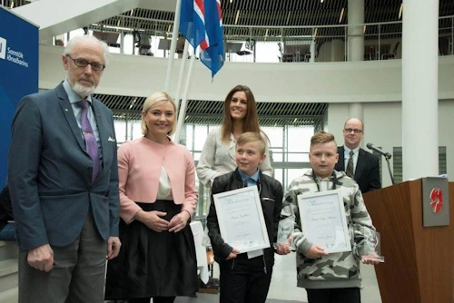 Lilja Alfreðsdóttir mennta- og menningarmálaráðherra ásamt stoltum þátttakendum og aðstandendum Nýsköpunarkeppni grunnskólanna.