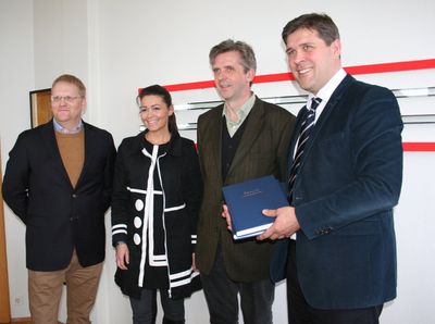 Bjarni tók við undirskriftunum frá Einari Hermannssyni og Hrafnhildi Hafsteinsdóttur úr stjórn SÁÁ og Gunnari Smára Egilssyni, fráfarandi formanni samtakanna. Bjarni tók við undirskriftunum frá Einari Hermannssyni og Hrafnhildi Hafsteinsdóttur úr stjórn SÁÁ og Gunnari Smára Egilssyni, fráfarandi formanni samtakanna