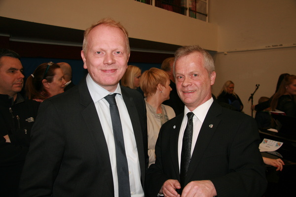 Illugi Gunnarsson mennta- og menningarmálaráðherra og Helgi Árnason skólastjóri Rimaskóla Illugi Gunnarsson mennta- og menningarmálaráðherra og Helgi Árnason skólastjóri Rimaskóla