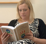 Ráðherra flettir nýútkominni bók Ráðherra flettir nýútkominni bók
